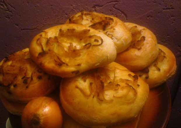 Fotografia przedstawiająca Drożdżówki z cebulą