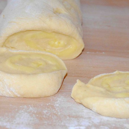 Krok 2 - Drożdżówki z czarną porzeczką foto