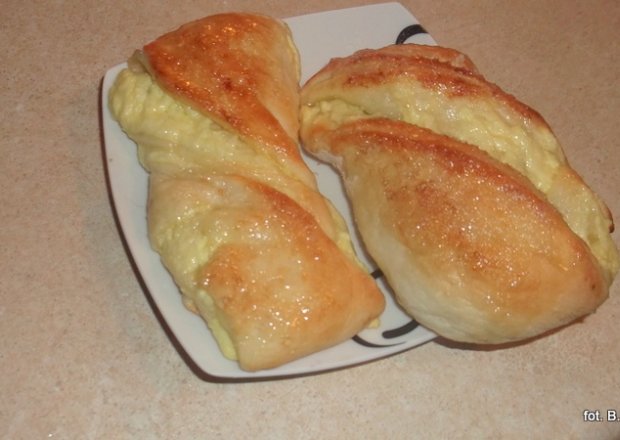 Fotografia przedstawiająca Drożdżówki z dżemem lub z serem