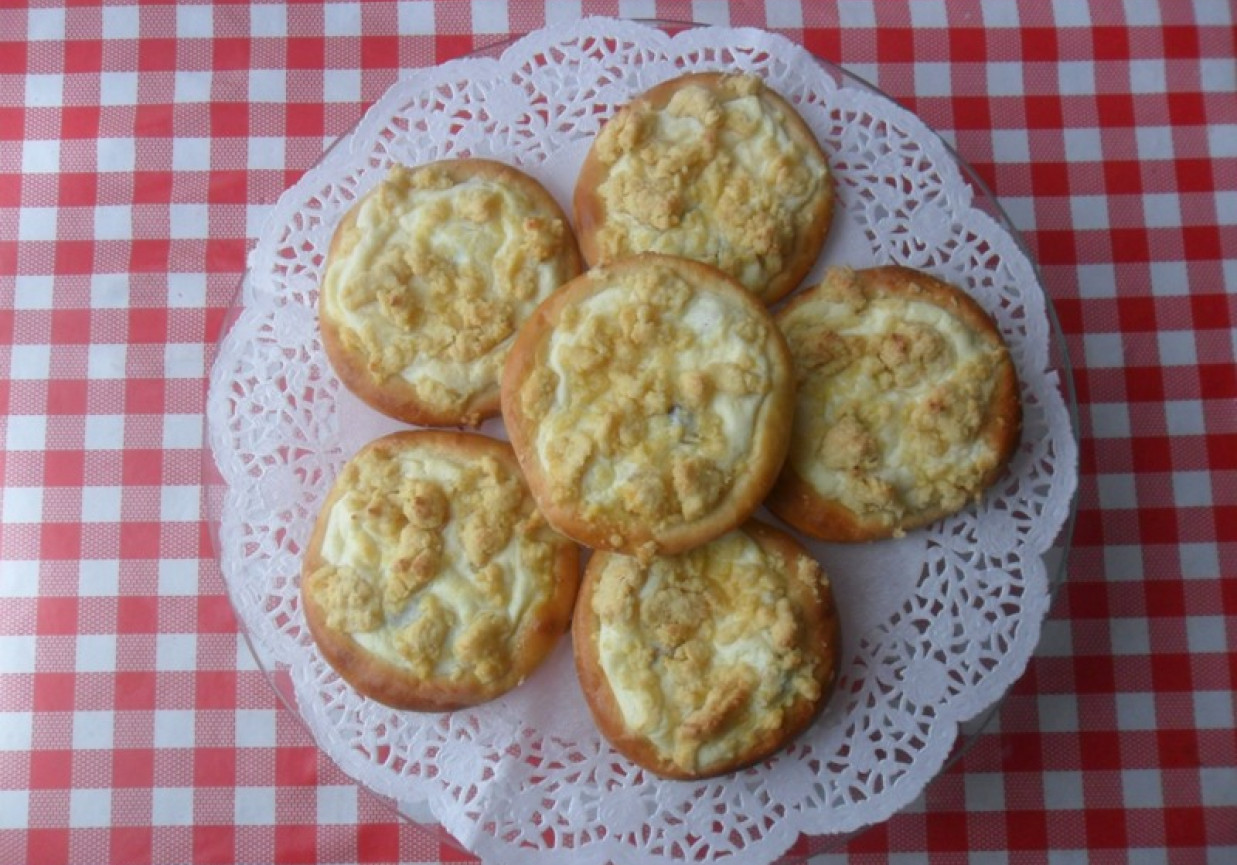 Drożdżówki z migdałowym serem foto