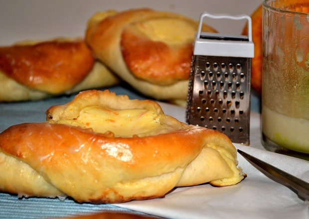 Fotografia przedstawiająca Drożdżówki z pomarańczowym serem