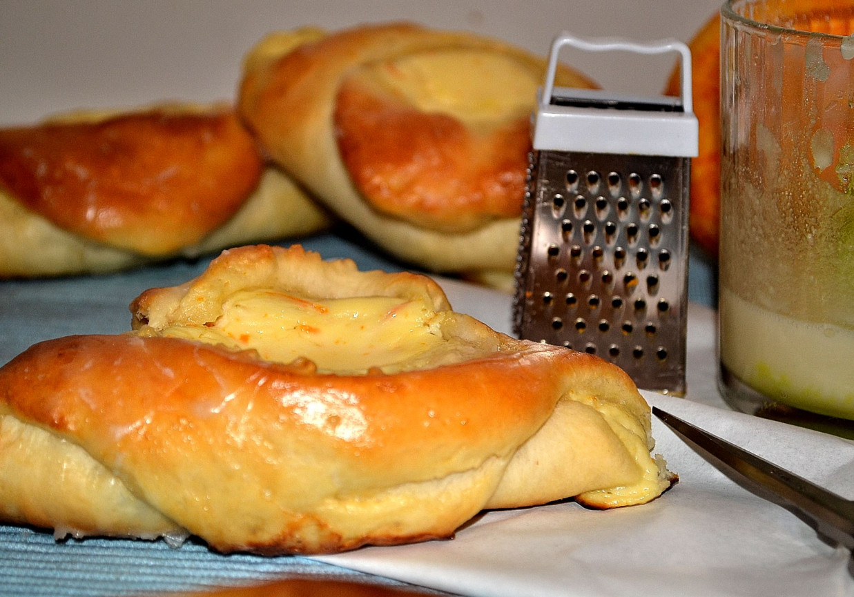 Drożdżówki z pomarańczowym serem foto