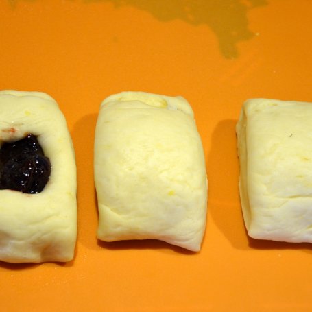 Krok 4 - Drożdżówki z powidłem śliwkowym foto