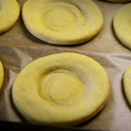 Krok 2 - Drożdżówki z serem i brzoskwinią foto