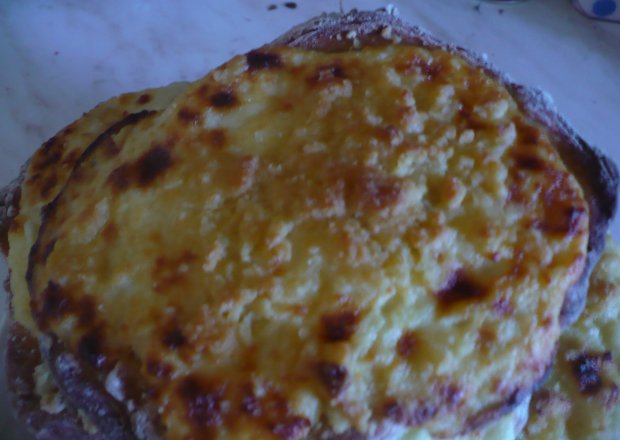 Fotografia przedstawiająca Drożdżówki z serem i kruszonką