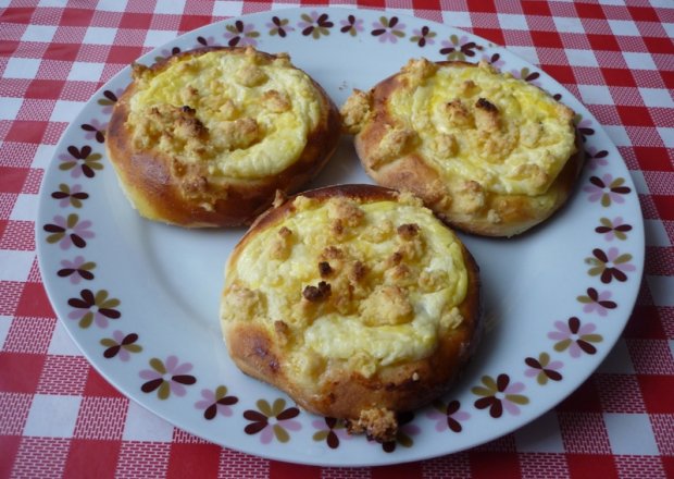 Fotografia przedstawiająca Drożdżówki z serem i kruszonką.