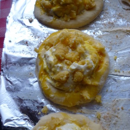 Krok 2 - Drożdżówki z serem i kruszonką. foto