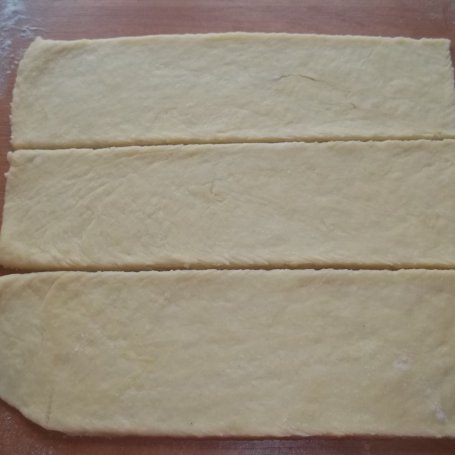 Krok 4 - Drożdżówki z serem i malinami foto