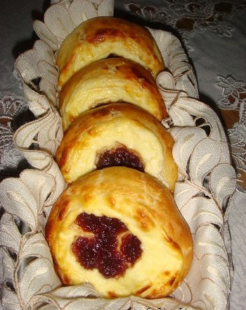 Fotografia przedstawiająca Drożdżówki z serem i marmoladą