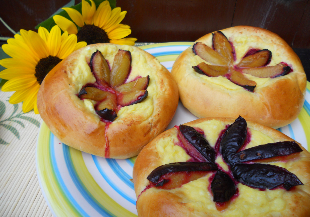 Drożdżówki z serem i śliwką foto