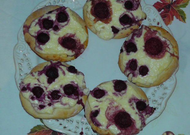 Fotografia przedstawiająca Drożdżówki z serem, truskawkami i malinami
