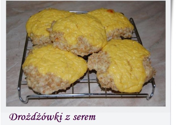 Fotografia przedstawiająca Drożdżówki z serem(bez mąki i tłuszczu)