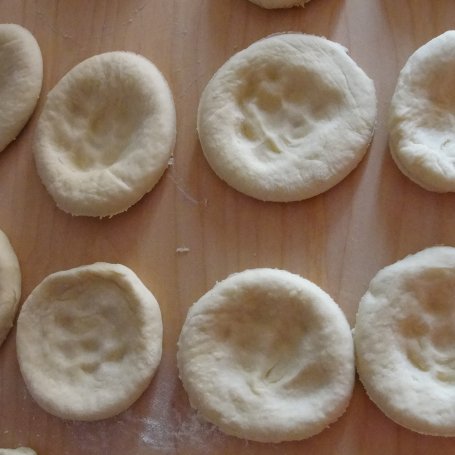 Krok 1 - Drożdżówki z śliwkami kruszonką i lukrem foto