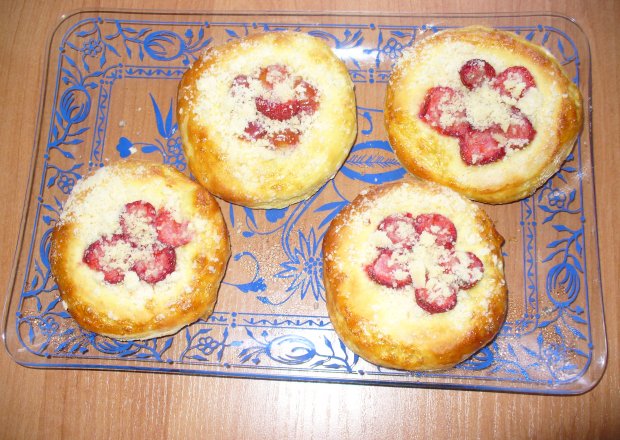 Fotografia przedstawiająca Drożdżówki z truskawkami
