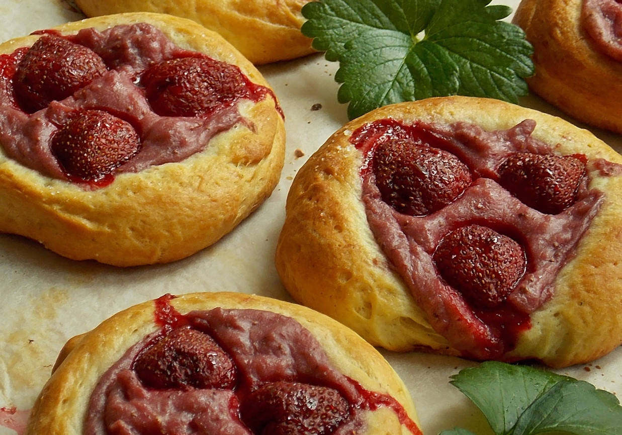 Drożdżówki z truskawkowym budyniem - DoradcaSmaku.pl