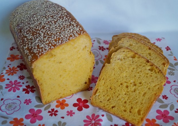 Fotografia przedstawiająca Drożdżowy chleb marchewkowy