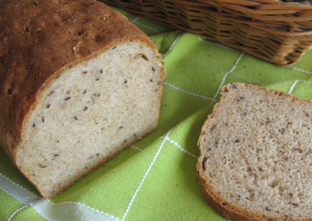Fotografia przedstawiająca Drożdżowy chleb z płatkami i otrębami
