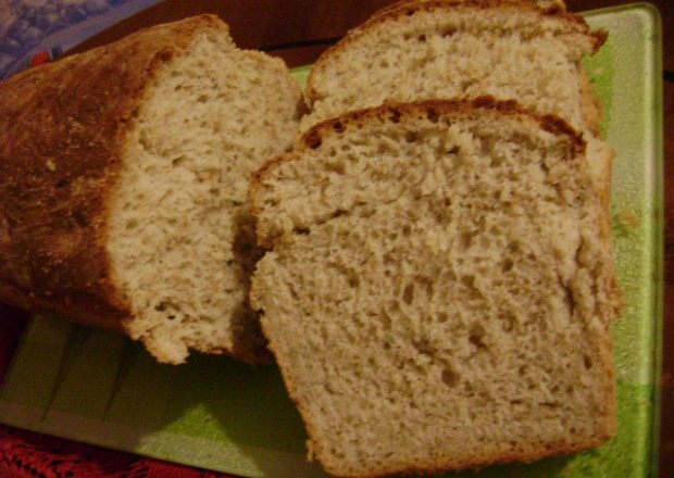 Fotografia przedstawiająca drożdżowy chlebek razowy