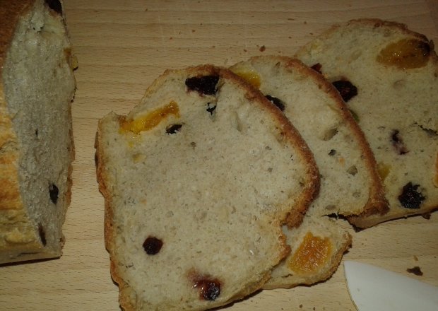 Fotografia przedstawiająca Drożdżowy chlebek z bakaliami