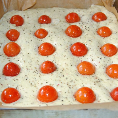 Krok 5 - Drożdżowy chlebek  z pomidorkami koktajlowymi (focaccia) foto