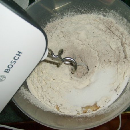 Krok 2 - drożdżowy "murzyn" z jabłkami kruszonką..... foto