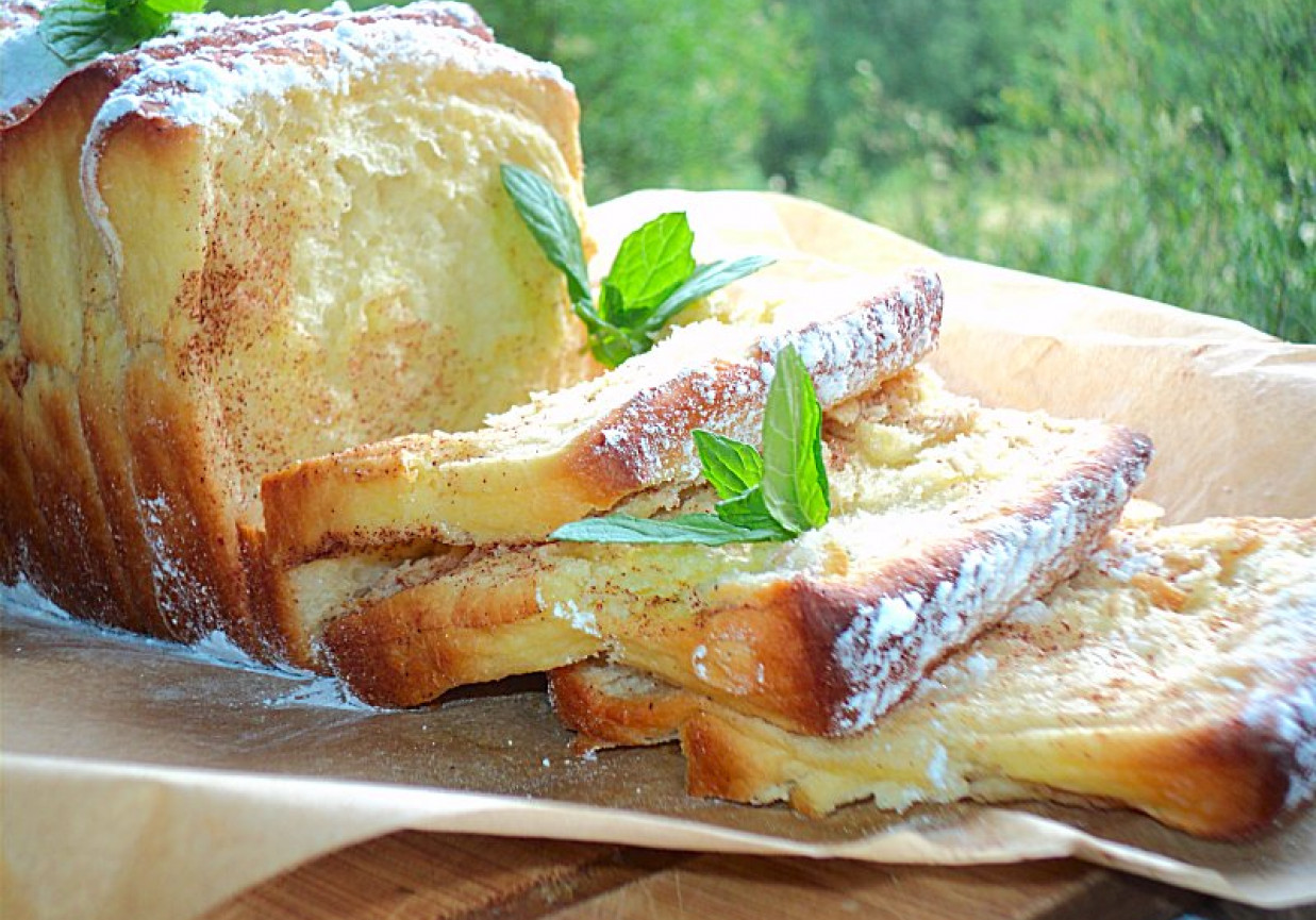 Drożdżowy odrywaniec z masłem i cynamonem  foto