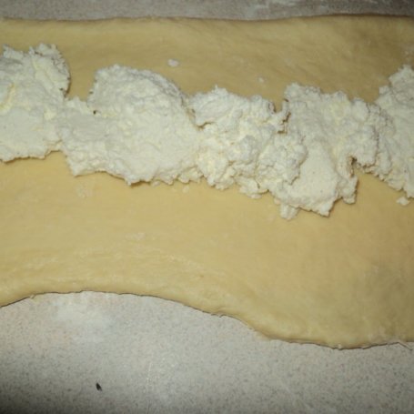 Krok 3 - Drożdżowy zawijaniec z gruszkami i białym serem foto