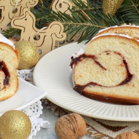 Krok 8 - Drożdżowy zawijaniec z powidłami, cynamonem i lukrem foto