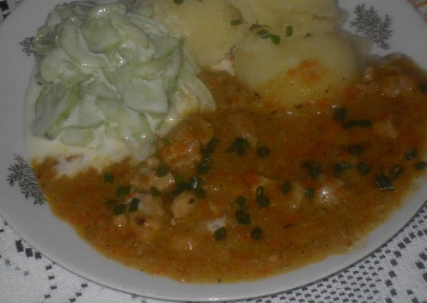 Fotografia przedstawiająca Drugie danie: gulasz mięsno jarzynowy z ziemniakami z wody i  mizerią ogórkową