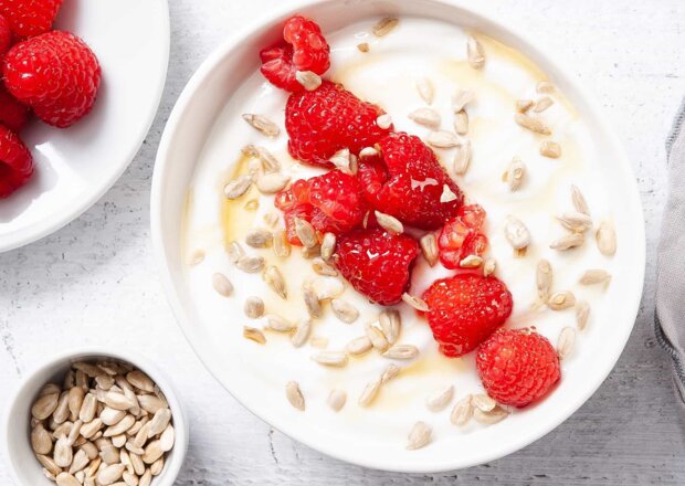 Fotografia przedstawiająca Drugie śniadanie: Jogurt z malinami, nasionami słonecznika i miodem