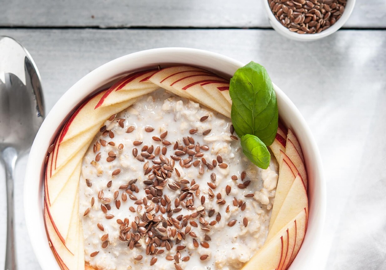 Drugie śniadanie: Jogurt z otrębami, siemieniem lnianym i jabłkiem foto