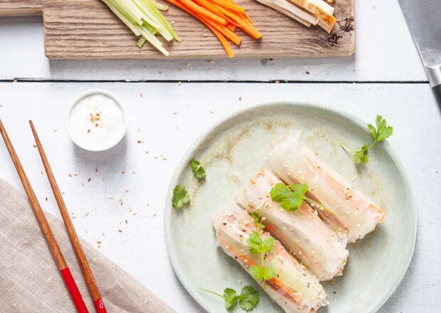 Fotografia przedstawiająca Drugie śniadanie: Spring rolls z tofu, marchewką i ogórkiem