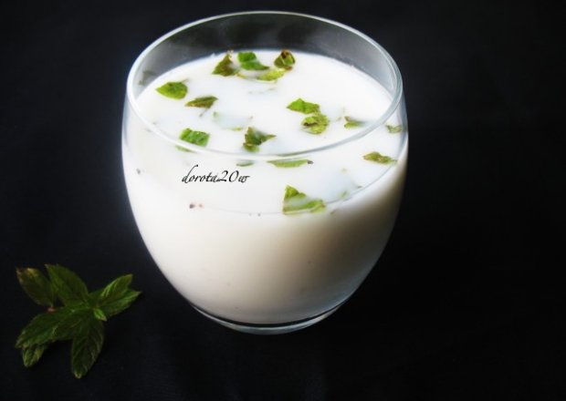 Fotografia przedstawiająca Dugh – perski napój jogurtowy