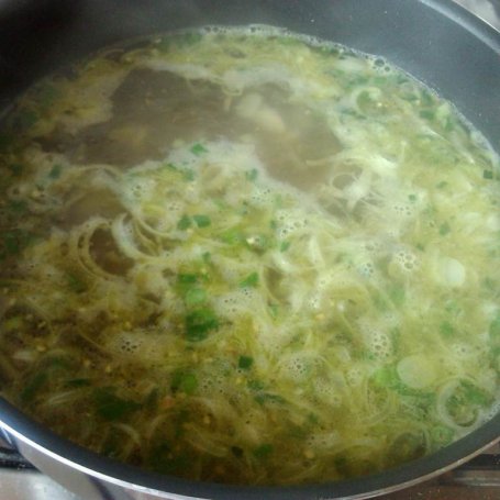 Krok 4 - Duńska zupa porowa z zieloną cebulką foto