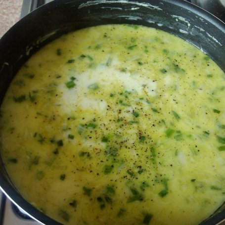 Krok 7 - Duńska zupa porowa z zieloną cebulką foto