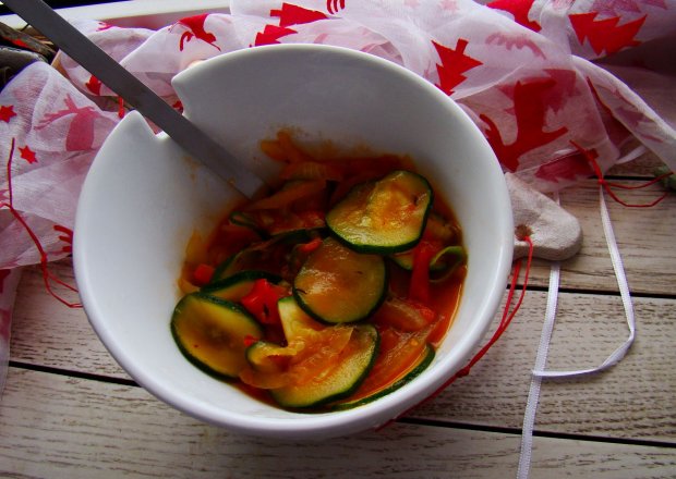 Fotografia przedstawiająca Duszona cukinia  w cebuli  i pomidorach