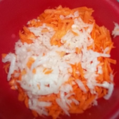 Krok 1 - Duszona marchewka z białą rzodkwią foto