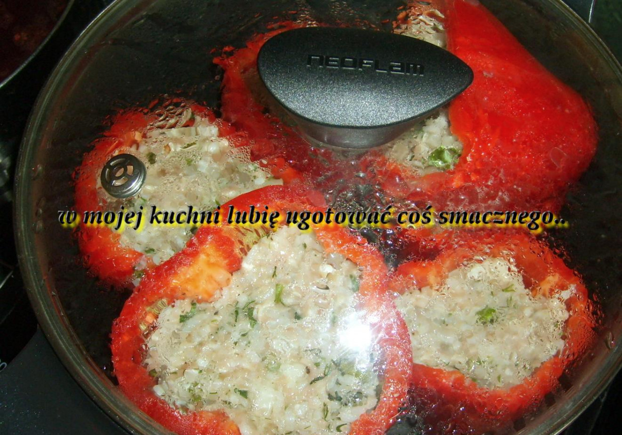 duszona papryka nadziana ryżem z mięsem drobiowym... foto