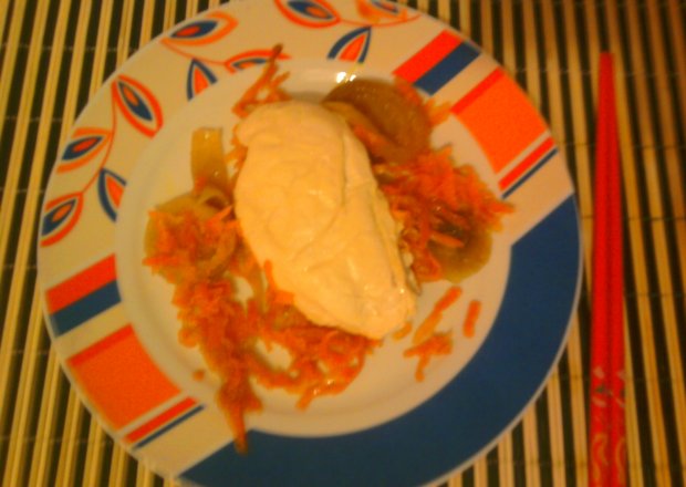 Fotografia przedstawiająca Duszona pierś z kurczaka w cebuli i marchwi
