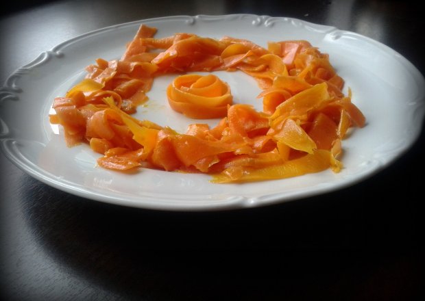 Fotografia przedstawiająca Duszone paski marchwi z pomarańczą