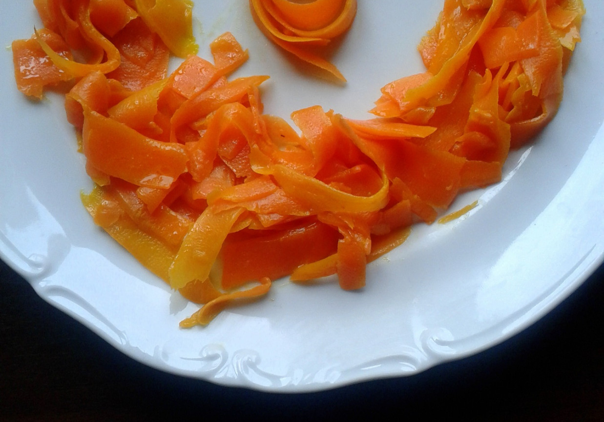 Duszone paski marchwi z pomarańczą foto