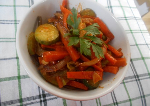 Fotografia przedstawiająca Duszone warzywa z sosem chili