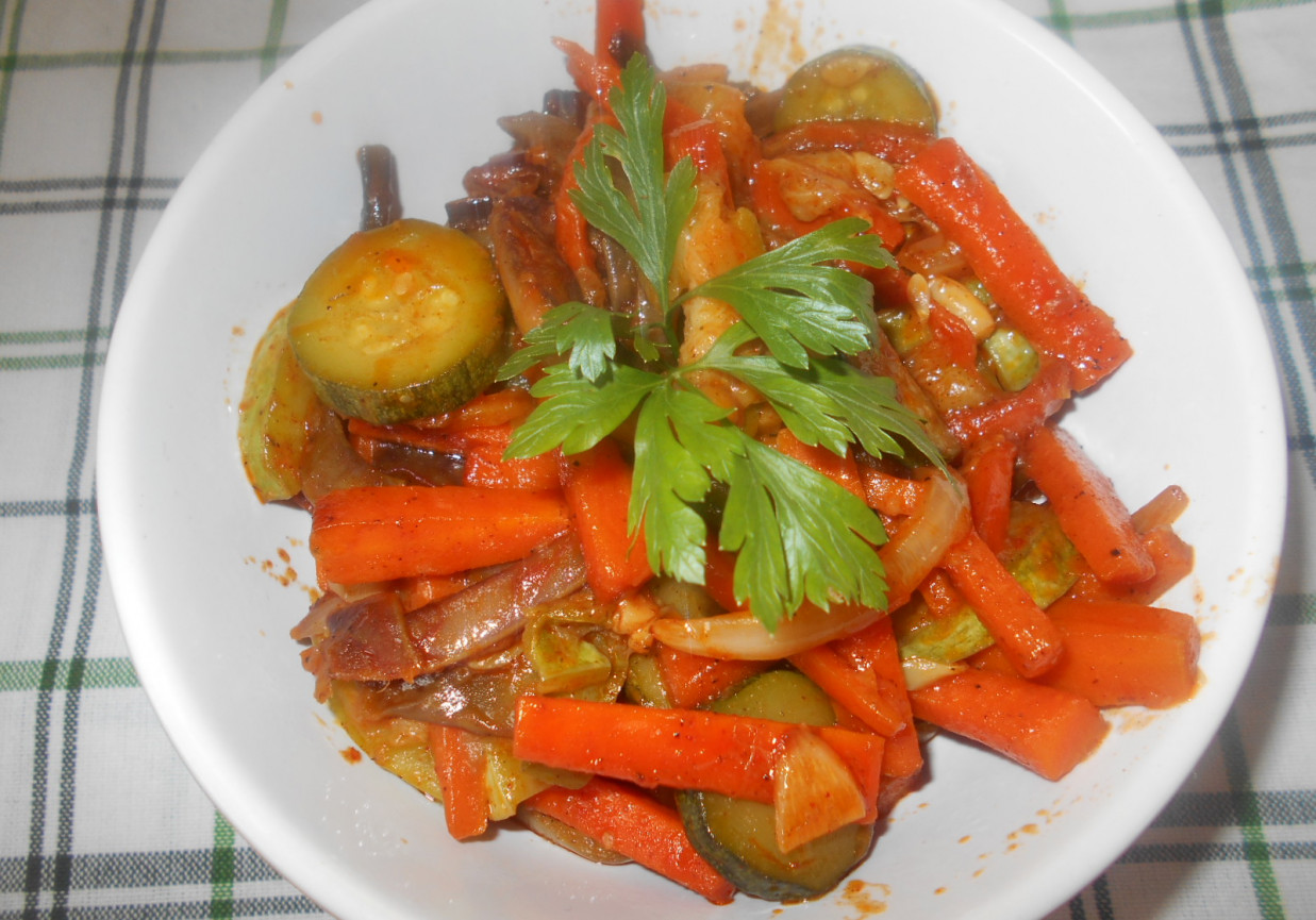Duszone warzywa z sosem chili foto
