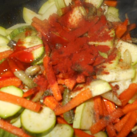 Krok 7 - Duszone warzywa z sosem chili foto