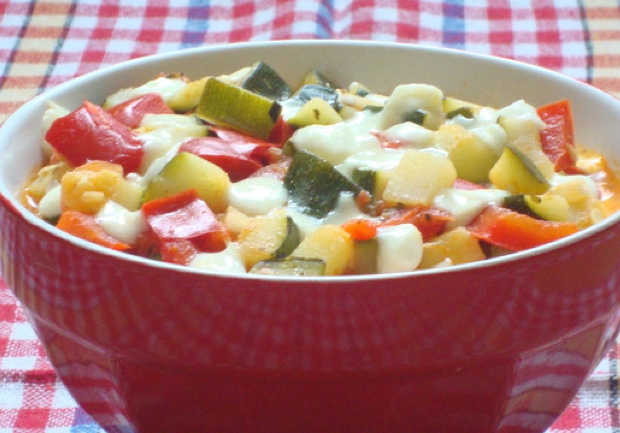 Duszone warzywa z włoskim serem mozzarella foto