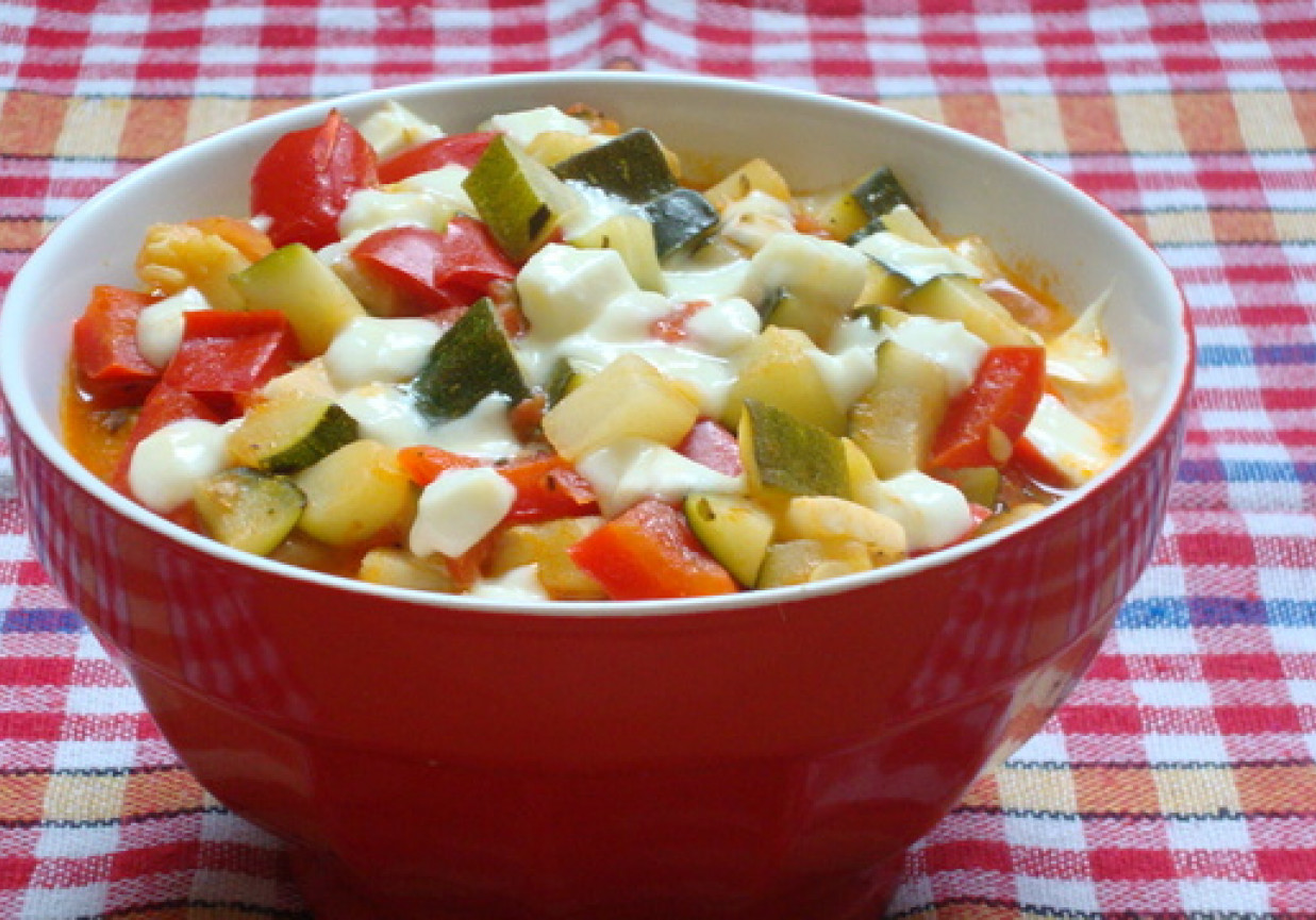 Duszone warzywa z włoskim serem mozzarella foto