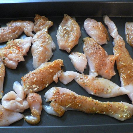 Krok 1 - Duszony filet z kurczaka z groszkiem foto