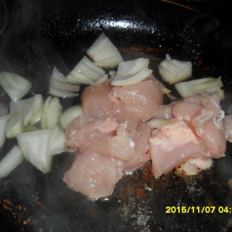 Krok 1 - Duszony filet z kurczaka z sosem podany w bułce  foto