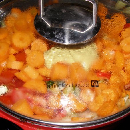 Krok 4 - duszony w warzywach kurczak z przyprawą do ziemniaków i musztardą... foto