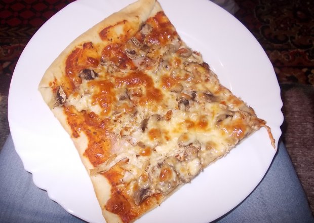 Fotografia przedstawiająca Duża pizza